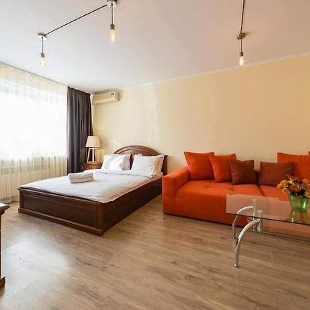 1 Room 65M2 Center Of Obolon Near River Side. เคียฟ ภายนอก รูปภาพ